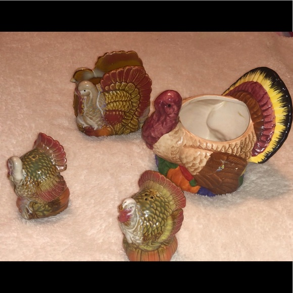 Turkey salt & pepper, napkin holder set. - Picture 2 of 3